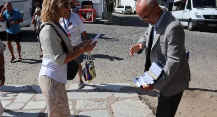 İzmir'de turistlere İslam’ı anlatan imama iyilik ödülü