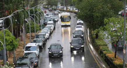 Mersin'de sağanak yağış yaşamı olumsuz etkiledi