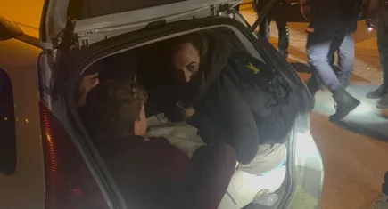 Polisin 'dur' ihtarına uymadı: Araçtan 17 kaçak göçmen çıktı
