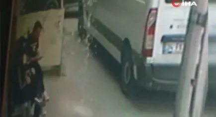 Üzerine su dökülen evi kurşun yağmuruna tuttu