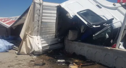 Denizli'de feci kaza: Kontrolden çıkan tır akaryakıt istasyonuna daldı