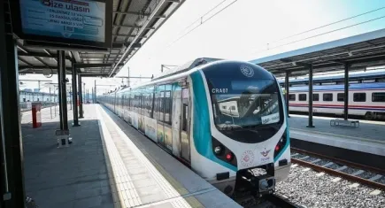 Marmaray'da korkutan anlar: Dengesini kaybetti, raylara düştü!