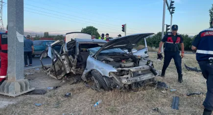 Muğla’da kaza: Trafik bariyerlerine çarptı