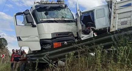 Bitlis’te feci kaza: Yakıt tankeri ile tır çarpıştı