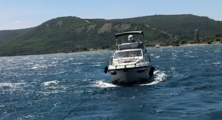 Çanakkale Boğazı'nda tehlikeli anlar: İçinde 4 kişinin bulunduğu tekne kurtarıldı