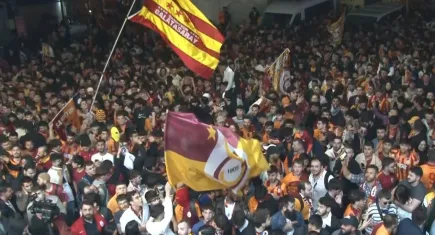Galatasaray'ın şampiyonluğu Türkiye'yi sarı kırmızıya boyadı!