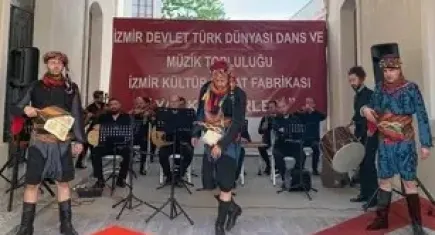 İzmir’de Zeybek gösterisi