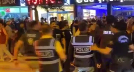 Şampiyonluk kutlamasında gerginlik: Galatasaray ile Fenerbahçe taraftarları birbirine girdi