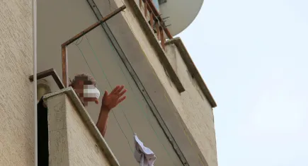 Antalya'da korku dolu anlar: Sinir krizi geçiren genç eşyaları balkondan fırlattı