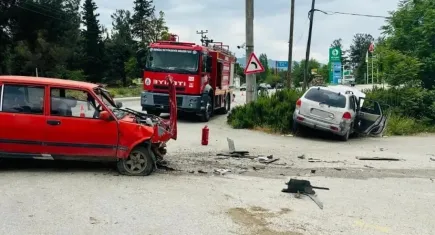 Denizli'de iki araç çarpıştı: Ölü ve yaralılar var