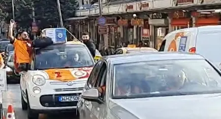 Galatasaray taraftarları Taksim’de Fenerbahçe tabutu gezdirdi