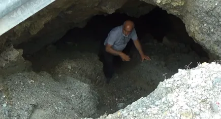 Hatay aşırı yağış sonrası devasa çukur: Vatandaşlar endişeli