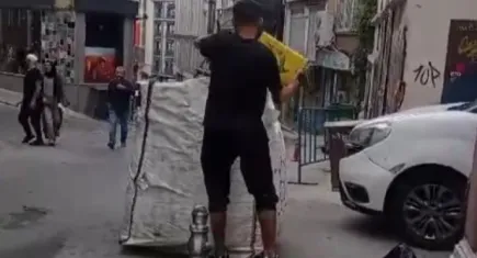 Kağıt toplayıcısının hilesi: Çeşme suyuyla kartonları ağırlaştırıp kazanç sağlamaya çalıştı!