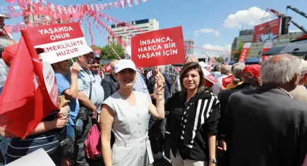 Selçuk Belediye Başkanı Sengel, Özgür Özel'in çağrısını yanıtsız bırakmadı: Büyük Emekli Mitingi’ne katıldı