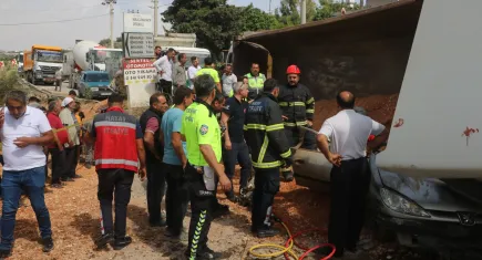 Seyir halindeki otomobilin üzerine kamyon devrildi