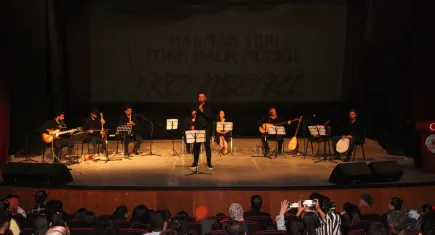 Bitlis’te Türk halk müziği konserine yoğun ilgi