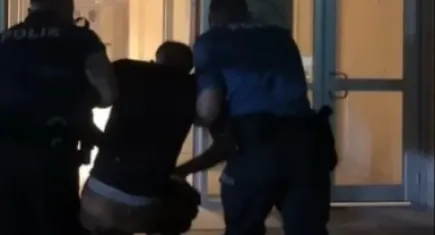 İzmir Haber: Hırsızlık suçundan 49 yıl hapis cezası bulunan firari, yine hırsızlık yaparken yakalandı