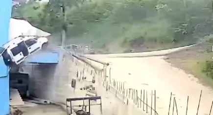 Park halindeki araç 5 katlı binanın bahçesine uçtu!