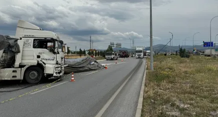 Afyon’da feci kaza: Tır ile kamyonet çarpıştı