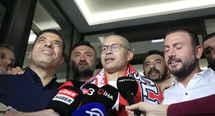 Alex de Souza, Antalyaspor'da! taraftarların coşkulu karşılamasıyla Antalya'ya indi