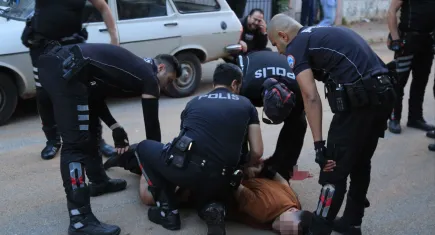 Antalya’da korku dolu anlar: Polis ekiplerine bıçakla saldırdı