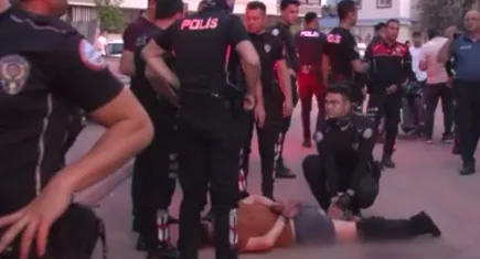 Bıçakla polis ekiplerine saldırmaya çalıştı: Bacağından vurularak etkisiz hale getirildi