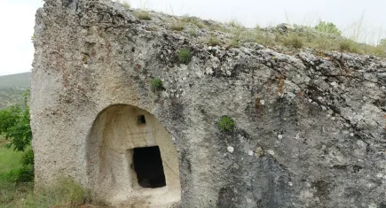 Malatya'daki kaya mezarları görenleri hayrete düşürüyor