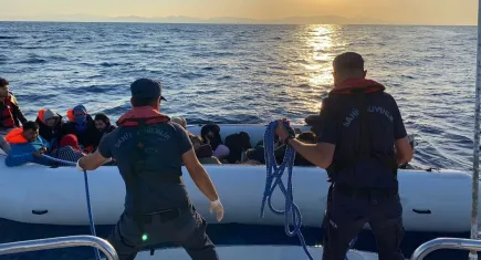 İzmir açıklarında bottaki 26 düzensiz göçmen kurtarıldı