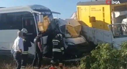 Tekirdağ'da kaza: Kamyonet işçi servislerine çarptı, 18 kişi yaralandı