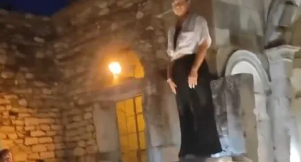 İzmir haber: Tarihi kalıntıların üzerine çıkıp fotoğraf çekildiler