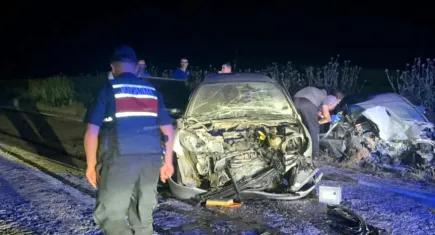 Oğlunu sollamaya çalışırken kazaya neden oldu: 3 ölü, 5 yaralı