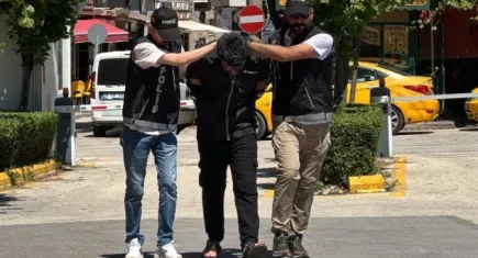 Yasaklı madde taciri kaçarken polis aracına çarptı