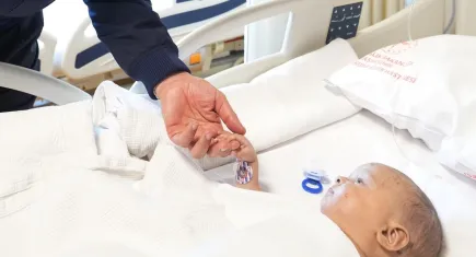 Ali Yerlikaya, İstanbul'da çöken binada yaralanan bebeği ziyaret etti  
