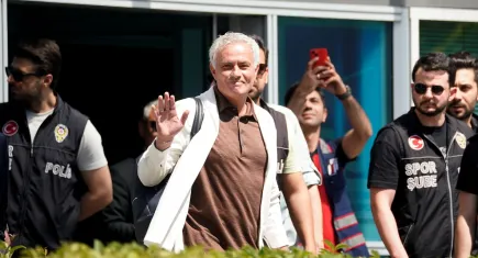 Fenerbahçe'nin yeni teknik direktörü Jose Mourinho İstanbul'a iniş yaptı