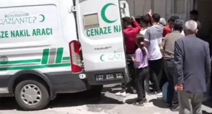 Gaziantep’te korkunç kaza! Önündeki motosiklete çarpan minibüs kaldırıma daldı: 2 ölü, 6 yaralı
