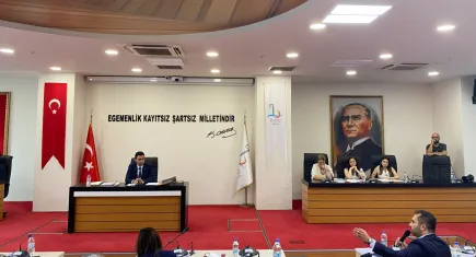 Bayraklı Belediyesi’nde gergin anlar: Başkan Önal oturumu kapattı!