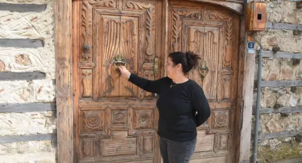 Cinsiyete göre kapı tokmağı geleneği düğmeli evlerde korunuyor
