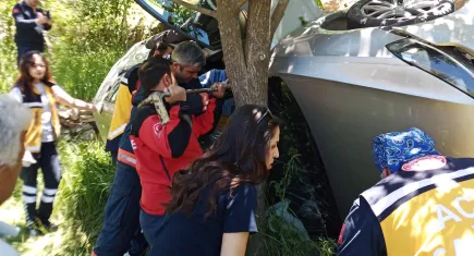 Gümüşhane'de feci kaza: Ters dönen araçta kurtarılmayı beklediler