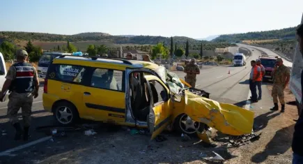 Kilis'te feci kaza: Hafriyat kamyonu ile ticari taksi çarpıştı
