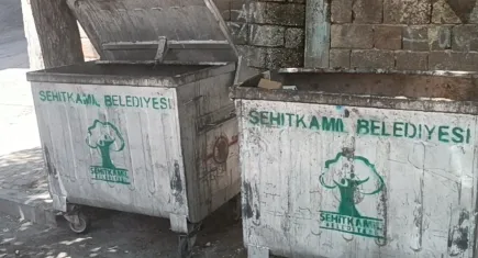 Katletti çuvala koyup sırtında taşıyarak çöpe attı