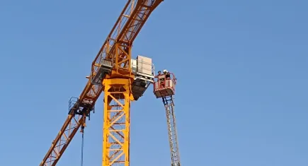 Rahatsızlanan vinç operatörü metrelerce yükseklikte mahsur kaldı! İtfaiye böyle kurtardı