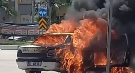 Aşırı sıcaklar yaktı: Otomobil alev topuna döndü!
