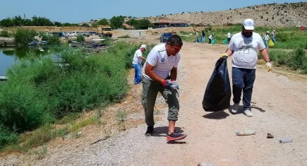 Bafa Gölü'nde doğaseverlerden çevre temizliği: Bir kamyon çöp çıktı!