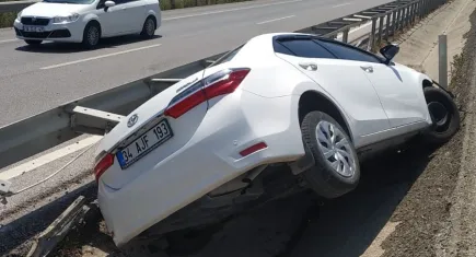Bursa-Balıkesir karayolunda otomobil refüje çarptı: 2 yaralı