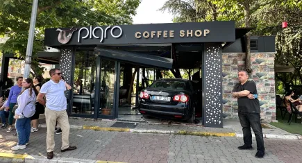 İstanbul’da ilginç kaza: Gaz ile freni karıştırınca dükkana daldı