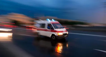 İzmir haber: Otomobille motosiklet çarpıştı