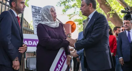 Özel’den Emine Şenyaşar’a ziyaret