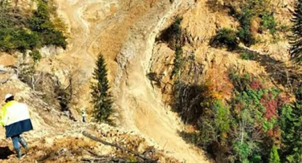Az kalsın facia yaşanacaktı...Madende iş makinesinin üzerine kaya düştü: 1 yaralı