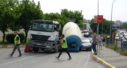 Faciaya ramak kala: Beton mikseri otomobilin üzerine devrildi