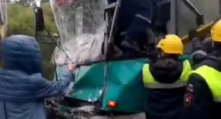 Freni boşalan troleybüs dehşet saçtı: Yolcular dışarı fırladı